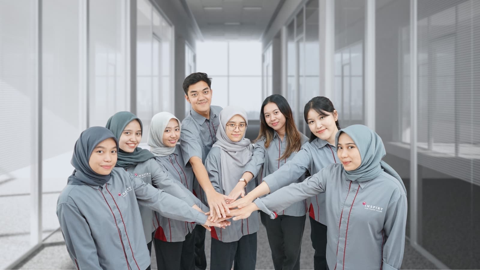 headliners posing together